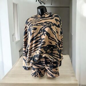 Adika oversized sweatshirt & shorts set
Size M
EUC